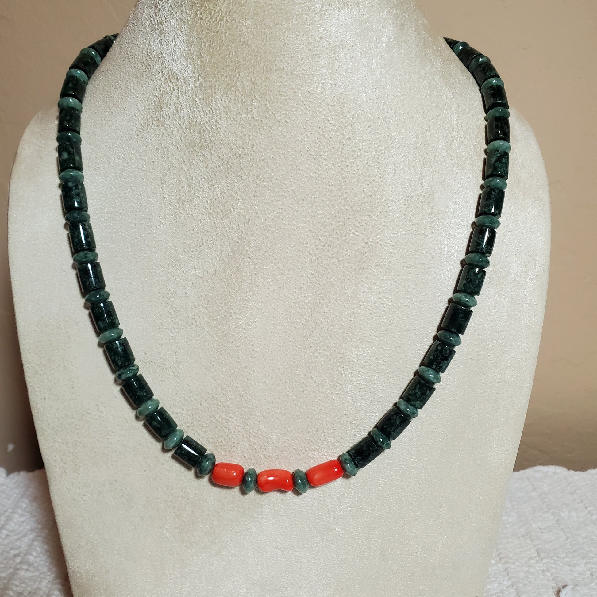 amazing jewelry, jade necklace, jadeite collar, jadeite necklace for sale, designer jewelry for sale, gift idea for woman, mothers day gift, elegant necklace for sale